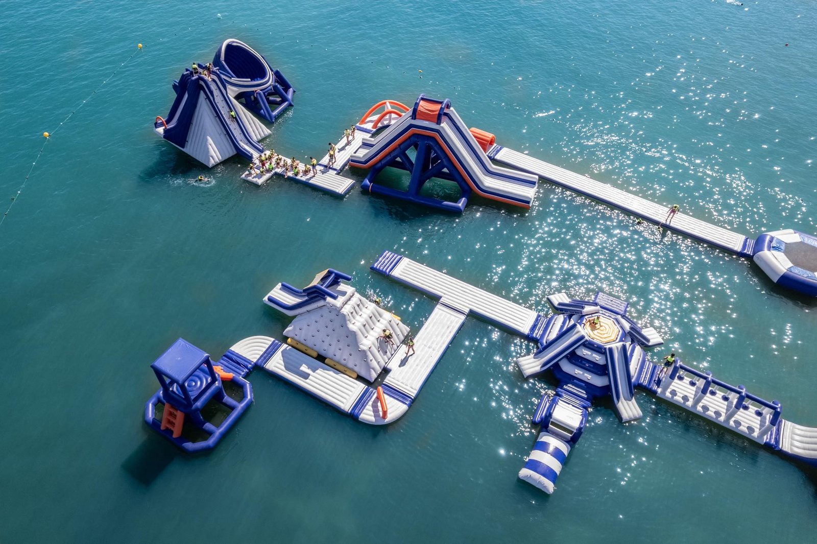 Надувний парк у морі